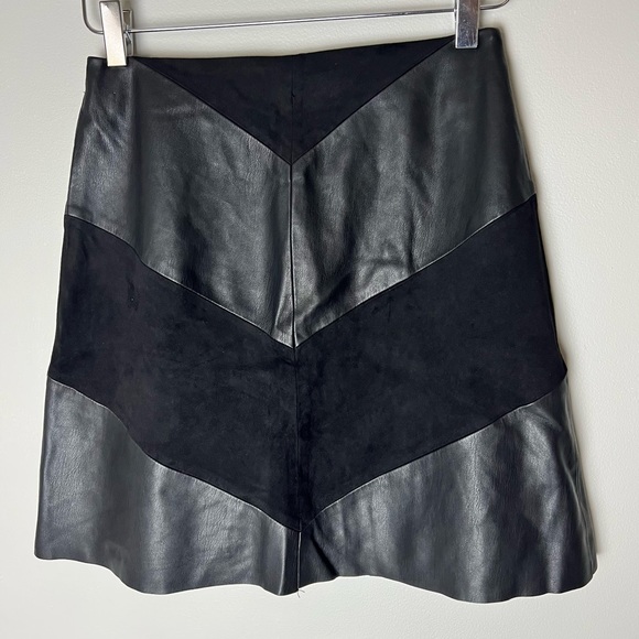 ZARA BASICS Contrasting Mini Faux Leather Skirt XS - Picture 2 of 8